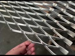 Gegalvaniseerde Uitgebreide Metaaldraad Mesh With Diamond Hole 25 * 50mm 1,2 * 2.4m