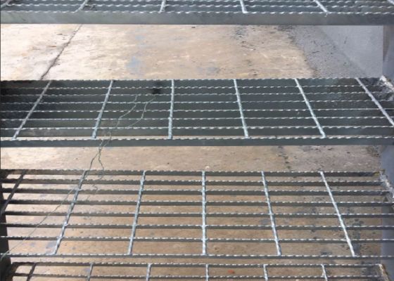 Heavy Duty Steel Walkway Grating Strong Load Bearing Anti Slip for Industrial Platforms