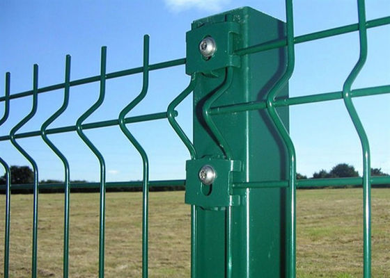 Hot Dip gegalvaniseerd driehoekige buiging hek 3,5 mm Draaddiameter Veiligheid laag koolstofstaal Proef gratis