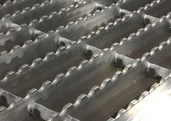 Q235 het Getande Type van Laag Koolstofstaalgang Grating voor Tredeloopvlak 25*5mm