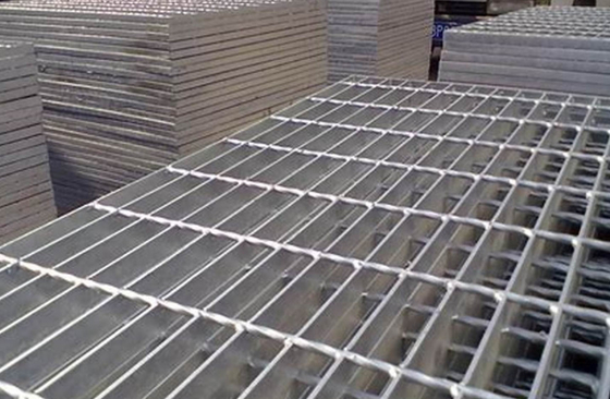 Getande Gegalvaniseerde Rebar Grating drukte 32*5mm Grating van het Tredeloopvlak