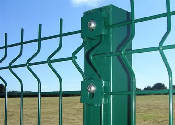 Gegalvaniseerde 3D gebogen V buigend gelast draadnet driehoek hek voor veiligheid