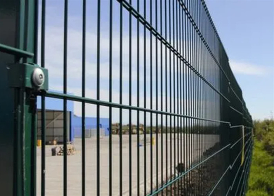 OEM Twin Wire Double Loop Wire Fencing met vierkante paal 50*100mm
