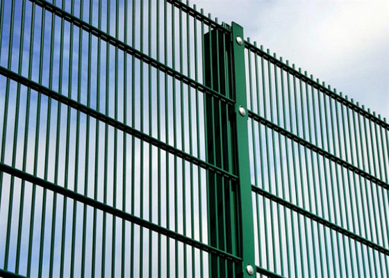 Gegalvaniseerd / PVC bedekt Zwart Kleur Dubbele Loop Draad hek Voor Bescherming