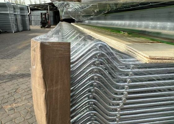 Driehoekig hekwerkpaneel van corrosiebestendig staal, multifunctioneel en onderhoudsvriendelijk voor bouw en evenementen