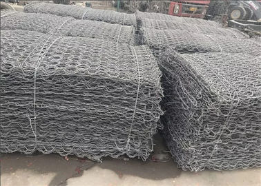 Manden van het de Draadnetwerk van behoudende Muur de Rots Gevulde Gabion