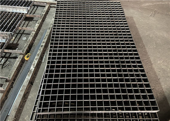 Q235 drukte 32*3mm Gegalvaniseerde Staalgrating voor Tredeloopvlakken/Gang