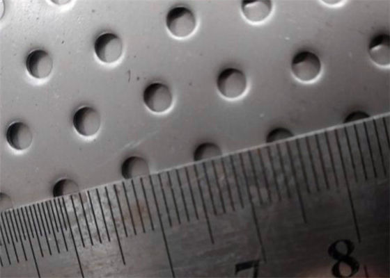 Laag Koolstofstaal 1220 X 2440mm Geperforeerd Metaalnetwerk 1.5mm Dikte